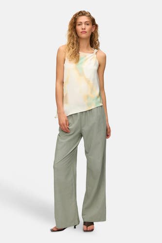 Multicolor mouwloze blouse met abstracte print van VERO MODA®, lichte stof, knoopdetail aan schouder, vooraanzicht model