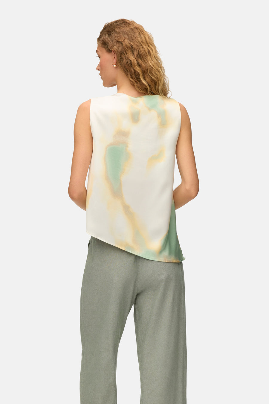 Multicolor mouwloze blouse van VERO MODA® met waterverfpatroon, zachte stof, achterzijde weergegeven, model draagt groene broek