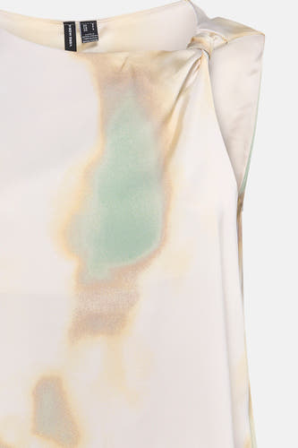 Multicolor mouwloze blouse van VERO MODA® met waterverfprint en zijden textuur, detail van schouderknoop, close-up weergave