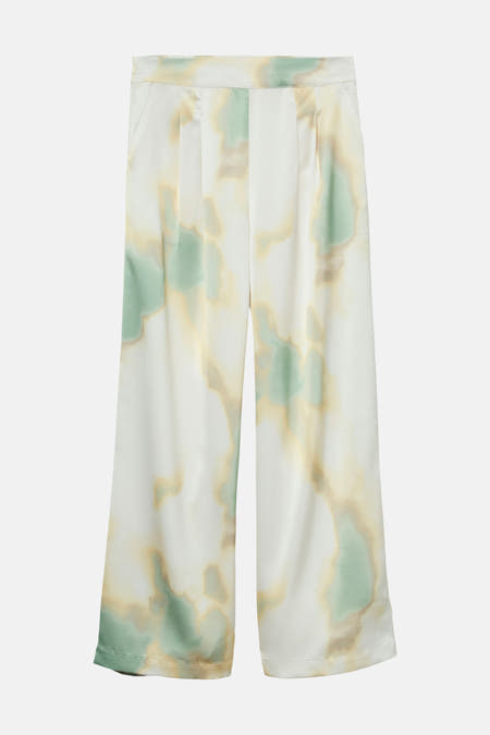 Multicolor colorbroek van VERO MODA® met een abstract patroon in zachtgroen, geel en wit, wijde pijpen en plooien.