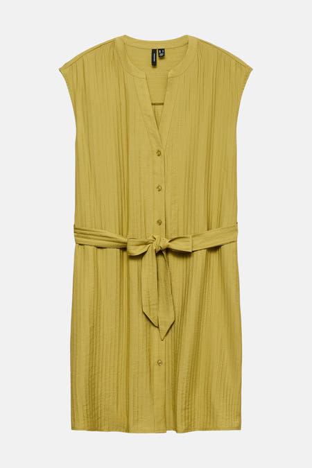 Robe courte verte à manches courtes de VERO MODA, avec ceinture à nouer et tissu texturé.