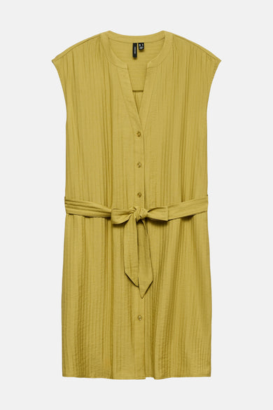 Robe courte verte à manches courtes de VERO MODA, avec ceinture à nouer et tissu texturé.