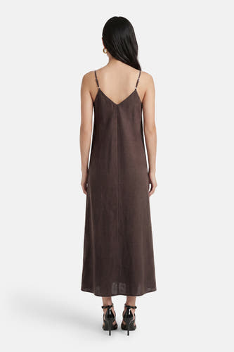 Bruin mouwloos kleedje van VERO MODA met spaghettibandjes, diepe V-hals op de rug, achterkant, met zwarte hakken.