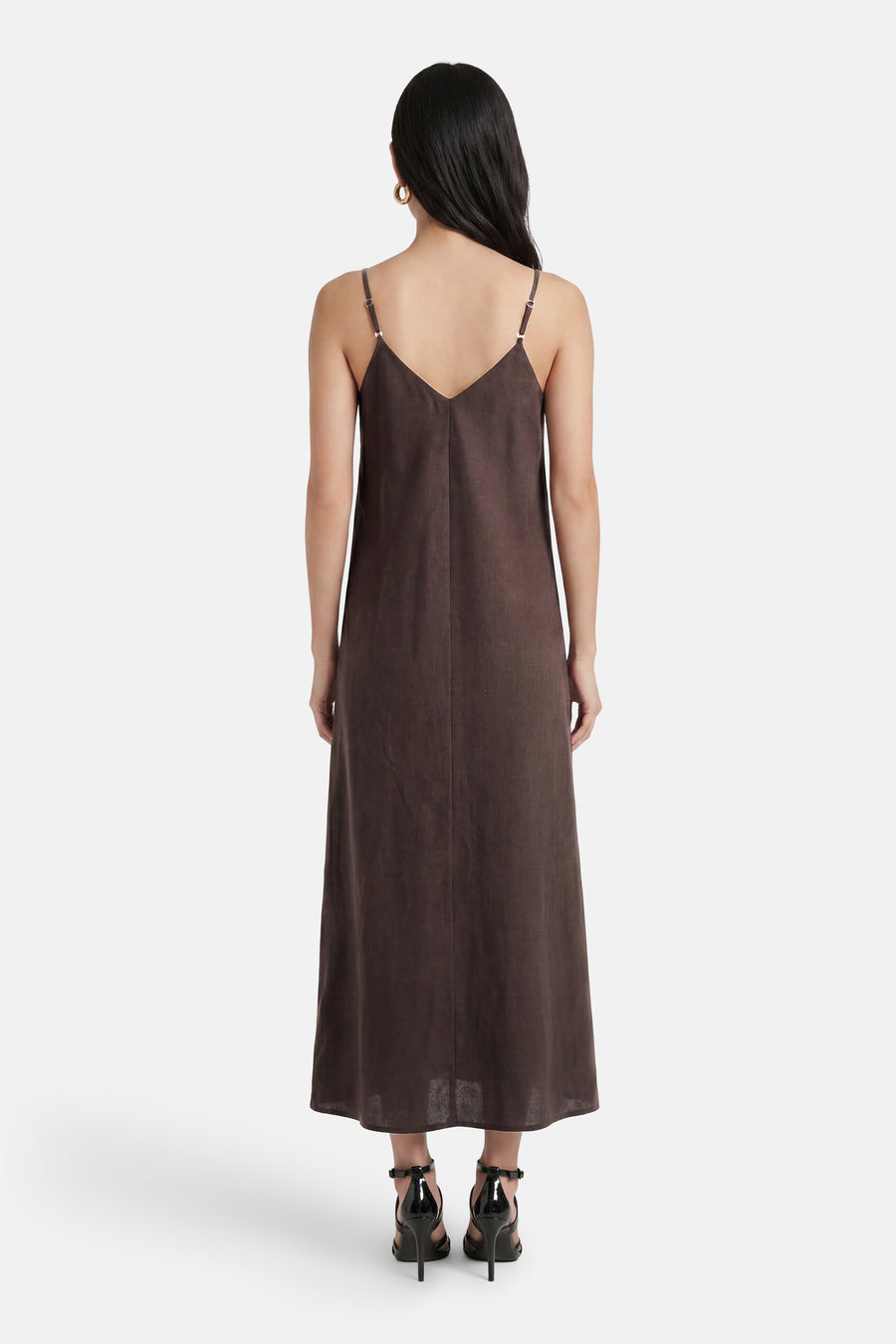 Bruin mouwloos kleedje van VERO MODA met spaghettibandjes, diepe V-hals op de rug, achterkant, met zwarte hakken.