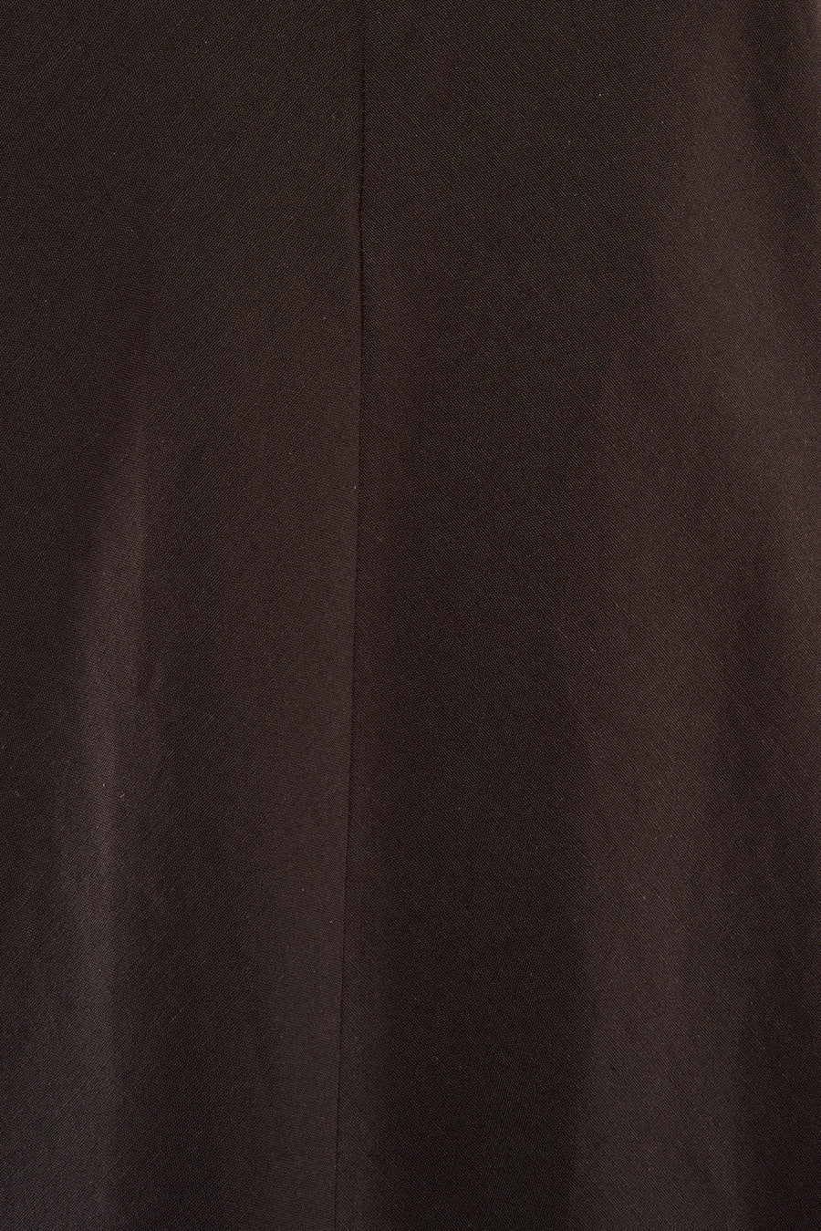 Robe marron de VERO MODA® avec texture tissée fine et couture verticale.
