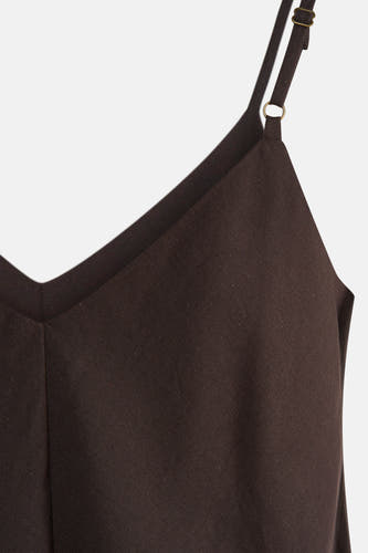 Robe marron sans manches de VERO MODA avec col en V, bretelles spaghetti réglables et boucles dorées, en tissu tissé.