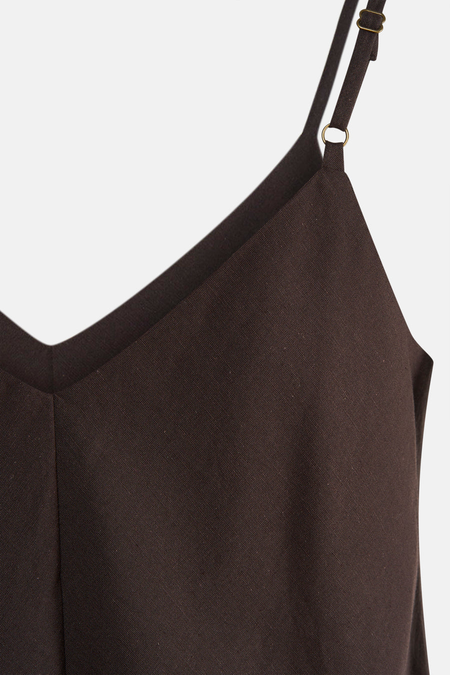 Robe marron sans manches de VERO MODA avec col en V, bretelles spaghetti réglables et boucles dorées, en tissu tissé.
