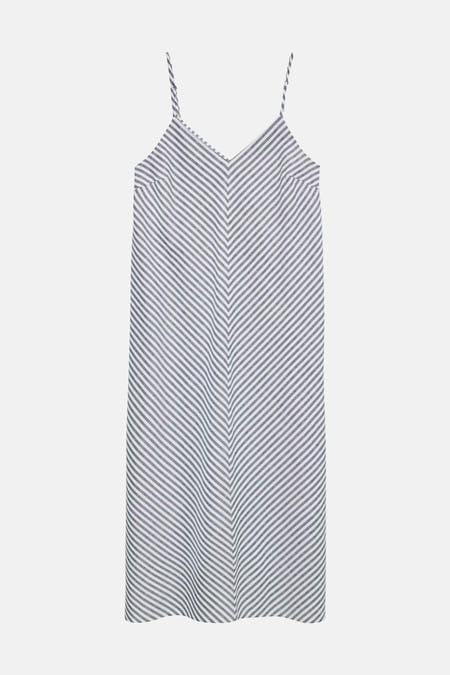 Robe rayée bleu et blanc de VERO MODA® avec fines bretelles, col en V et motif chevron diagonal.