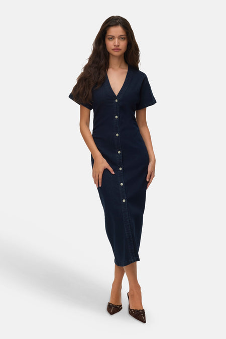 Robe bleue à manches courtes de Vero Moda, vue de dos, avec des cheveux châtains mi-longs.