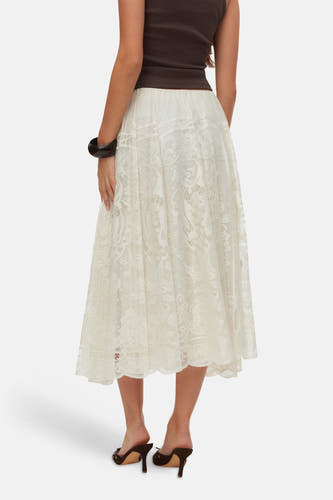 Beige kanten midi rok van VERO MODA met bloemenpatroon en geschulpte zoom, van achteren gezien.
