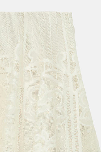 Beige lange rok van VERO MODA® met een detail van ingewikkeld kant met bloem- en geometrische patronen.