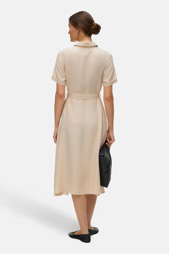 Robe écru à manches courtes de VERO MODA, avec une ceinture assortie et un sac noir.
