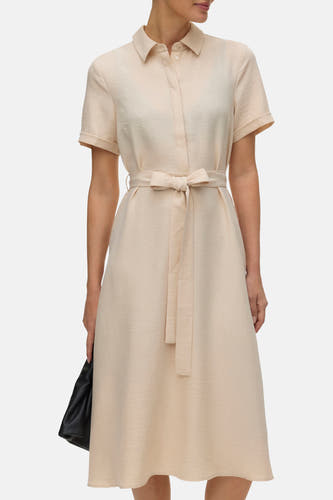 Robe écru à manches courtes de VERO MODA, avec une ceinture à la taille et un col.