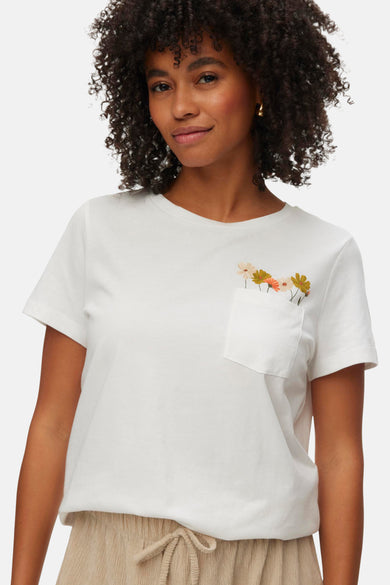 Wit T-shirt van VERO MODA® met borstzakje en kleurrijke bloemen in geel, oranje en wit.