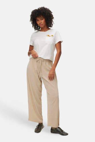 Wit T-shirt van VERO MODA met borstzak en kleurrijke bloemenborduursels.