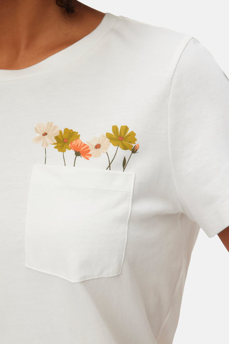 Wit T-shirt van VERO MODA® met ronde hals, korte mouwen, borstzak en kleurrijke bloemenprint.