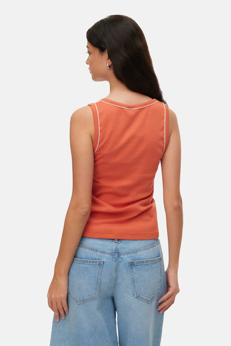 Oranje mouwloze top met witte rand van VERO MODA®, achterzijde weergegeven, gestreept detail aan zoom, model draagt lichtblauwe jeans