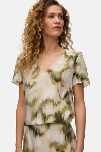Multicolor blouse met korte mouwen van VERO MODA, met abstracte print in groen, beige en wit, en een V-hals.