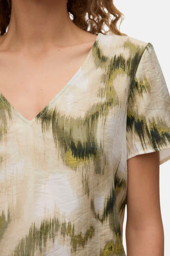 Multicolor blouse met korte mouwen van VERO MODA® met abstract groen, beige en wit streepjespatroon en V-hals.