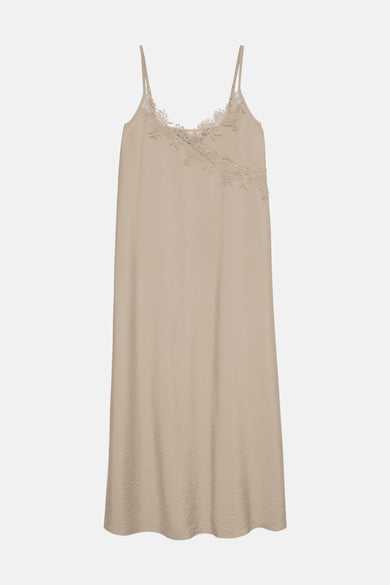 Robe nuisette beige de VERO MODA® avec détails en dentelle et fines bretelles spaghetti.
