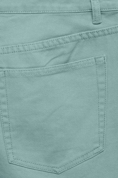 Groene korte broek van VERO MODA® met zichtbare achterzak en fijne denimtextuur, close-up detail