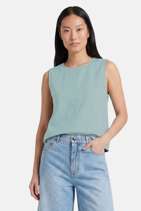 Groene mouwloze blouse van VERO MODA® met ronde hals en lichte textuur, gedragen met lichtblauwe jeans, front view