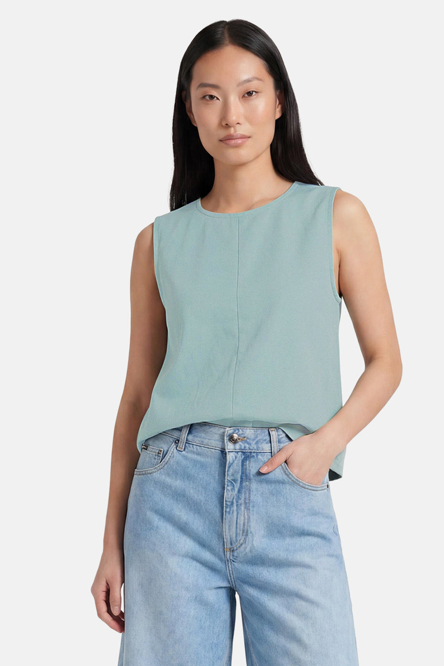 Groene mouwloze blouse van VERO MODA® met ronde hals en lichte textuur, gedragen met lichtblauwe jeans, front view