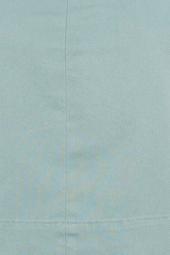 Groene blouse met korte mouwen van VERO MODA®, close-up van fijne stofstructuur en naad, lichtblauwgroene tint