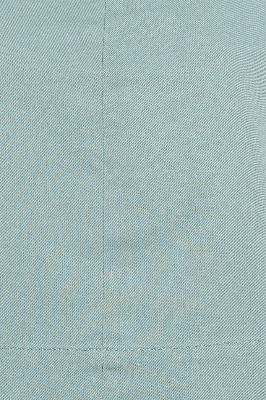 Groene blouse met korte mouwen van VERO MODA®, close-up van fijne stofstructuur en naad, lichtblauwgroene tint