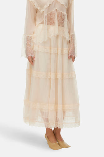 Robe écru longue de Vero Moda, avec plusieurs couches de dentelle et des manches longues.