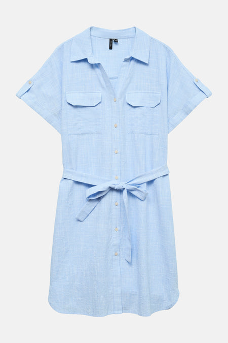 Robe courte bleue à manches courtes de VERO MODA, avec col, fermeture boutonnée, poches poitrine et ceinture.