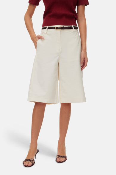 Ecru bermuda met wijde pijpen van VERO MODA®, gestyled met een donkerrood shirt, smalle bruine riem en hakken.