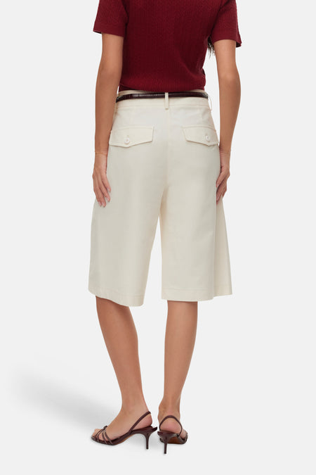 Ecru bermudashort van VERO MODA met bruine riem en twee klepzakken, achterkant gezien.