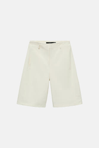 Ecru bermuda van VERO MODA® met steekzakken en riemlussen, gepresenteerd op een witte achtergrond.