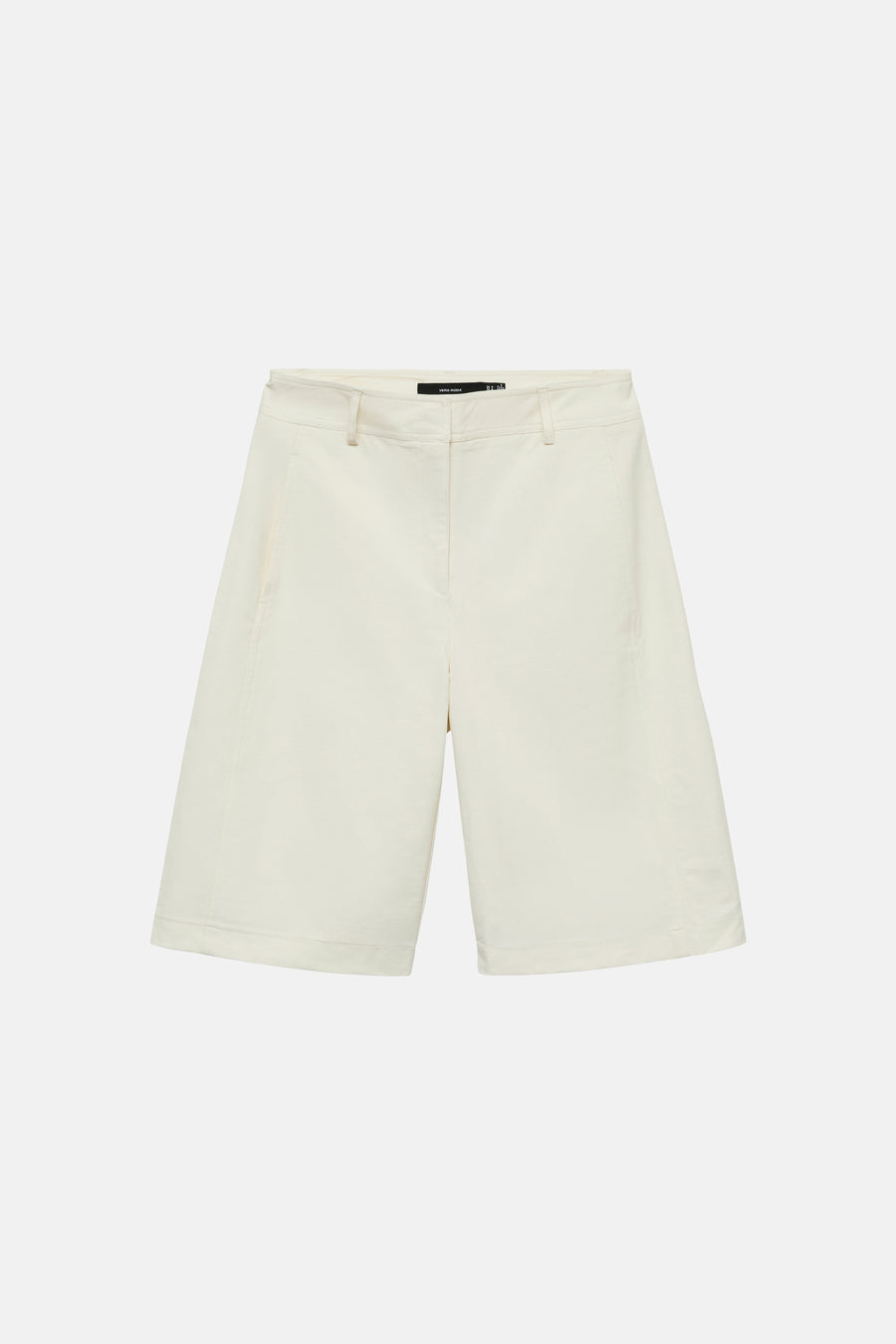 Ecru bermuda van VERO MODA® met steekzakken en riemlussen, gepresenteerd op een witte achtergrond.