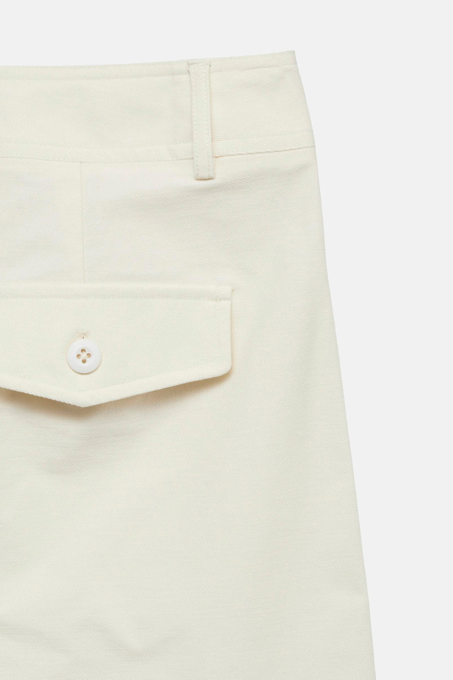 Ecru bermuda van VERO MODA® met tailleband, riemlussen en een klepzak met knoop.