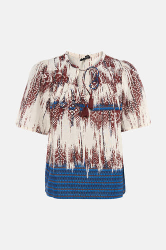 Multicolor blouse met korte mouwen van VERO MODA® met abstracte, tribale patronen in rood en blauw, en kwastjes aan de hals.