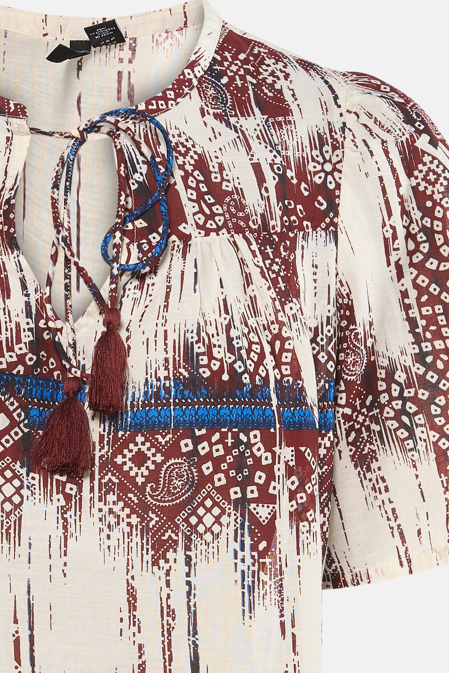 Multicolor blouse met korte mouwen van VERO MODA met abstract bruin-wit patroon, blauwe accenten en kwastjes.