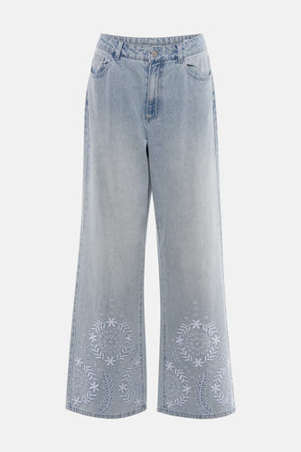 Lichtblauwe, wijde jeans van Vero Moda met borduursels onderaan de broekspijpen.