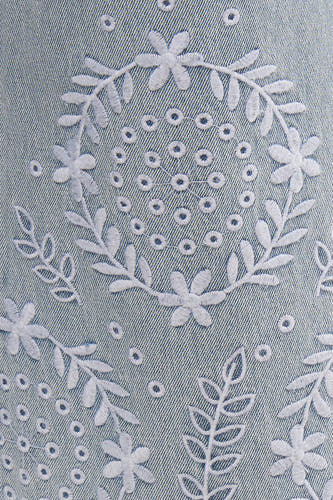 Lichtblauwe wide jeans van Vero Moda met bloemenborduursel en decoratieve perforaties.