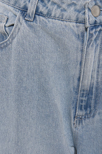 Lichtblauwe wide jeans van VERO MODA®, close-up van de tailleband met knoop en gulp.