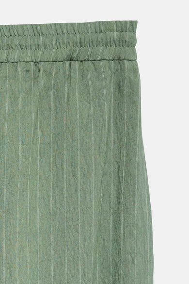 Groene gestreepte colorbroek van VERO MODA met elastische tailleband en subtiele witte strepen.