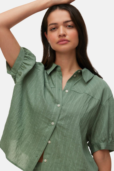 Groene blouse met korte mouwen van VERO MODA® met pinstripe patroon, geplooide mouwen en knopen.
