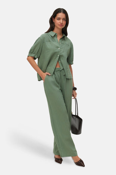 Groene blouse met korte mouwen van VERO MODA® met fijne strepen, gecombineerd met bijpassende broek.
