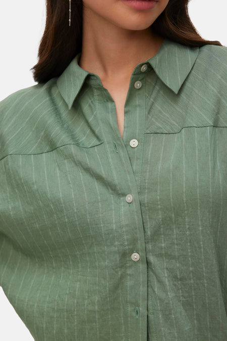 Groene gestreepte blouse met korte mouwen van VERO MODA®, met open kraag, knoopsluiting en opvallende jukpanelen op de schouders.