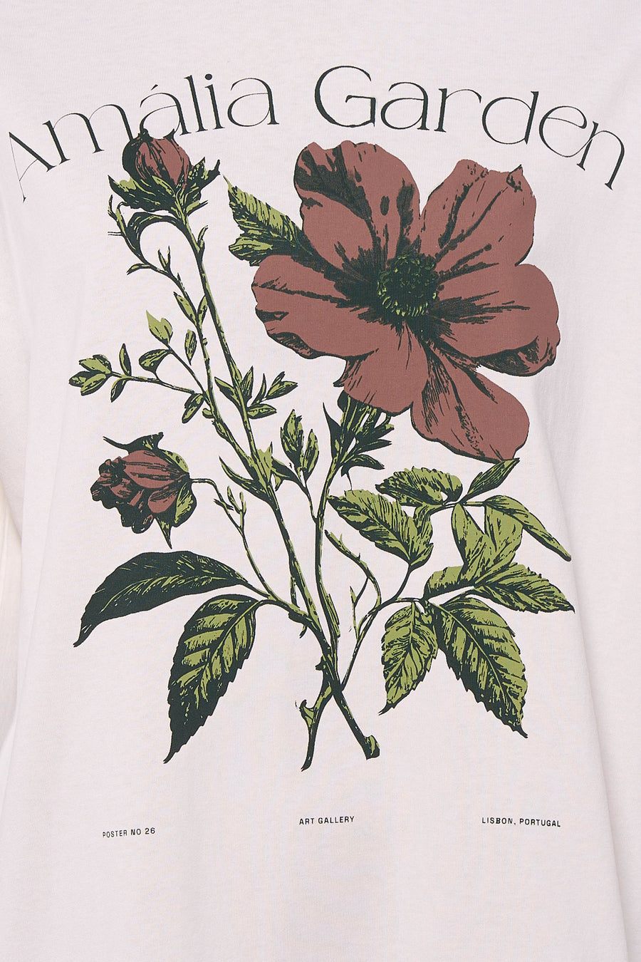 Wit T-shirt met korte mouwen van VERO MODA, met print van roodkleurige bloemen en bladeren, met tekst "Amália Garden" en "Art Gallery".
