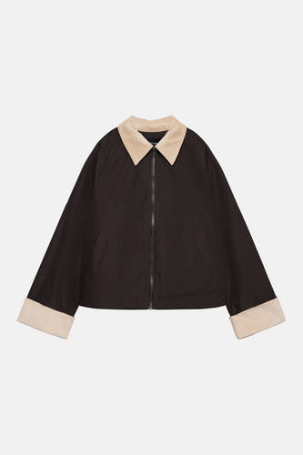 Bruine korte jas van VERO MODA, met beige kraag en manchetten, en een ritssluiting.