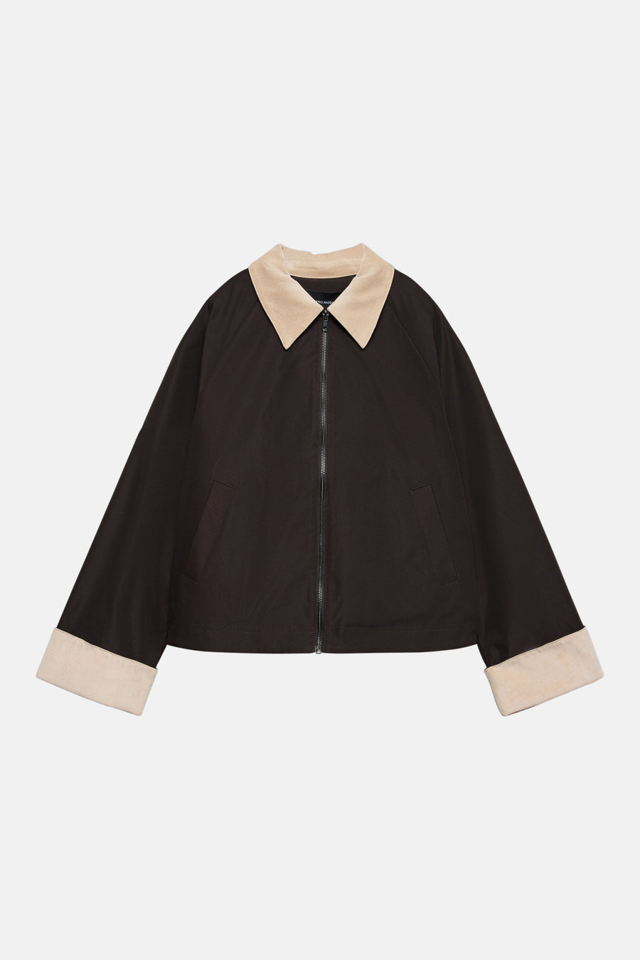 Bruine korte jas van VERO MODA, met beige kraag en manchetten, en een ritssluiting.