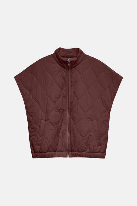Bruine bodywarmer van VERO MODA, met ruitstiksel en een ritssluiting aan de voorkant.