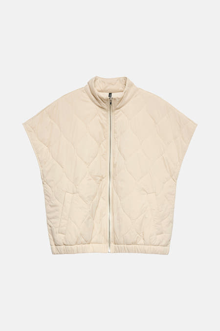 Ecru bodywarmer van VERO MODA, met ruitpatroon en een zilverkleurige ritssluiting.
